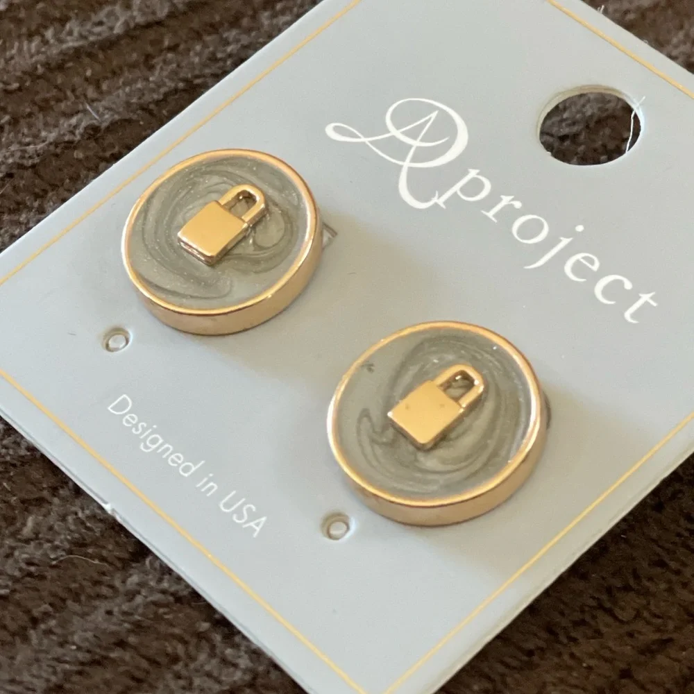 Gold and Gray Lock Circle Stud Earrings β AD Project - Picture 2 of 7